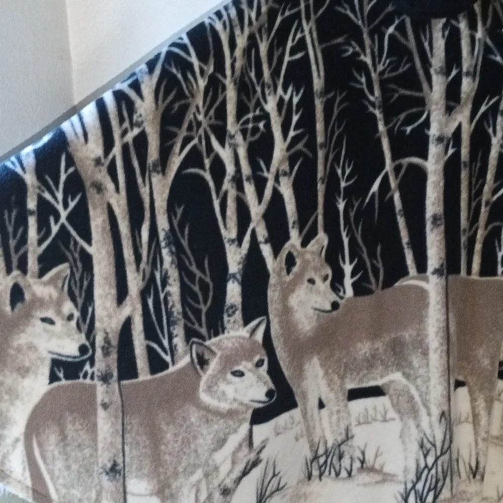 Vintage Cape With Wolves - Picture 2 of 5